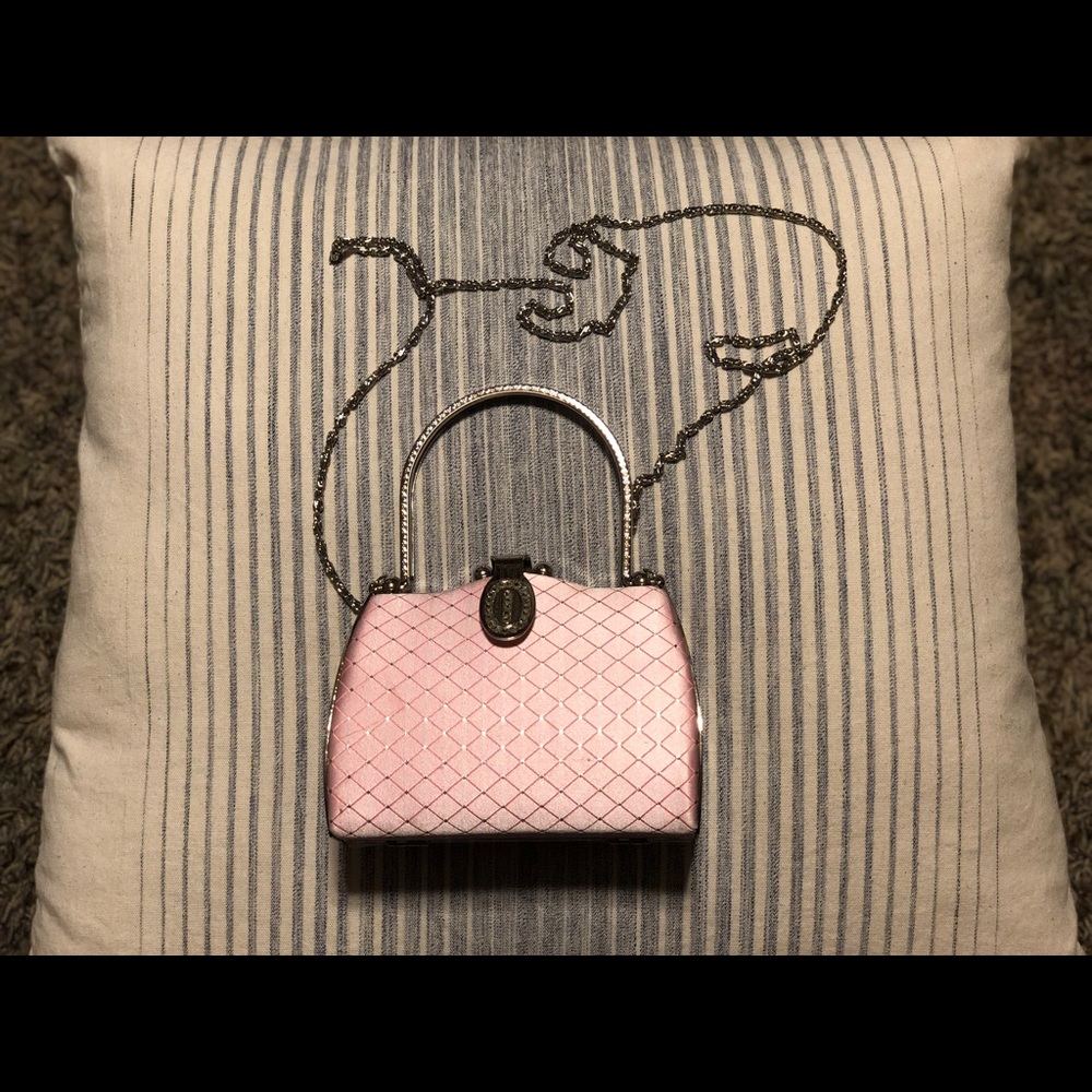 Blinged metal clutch.